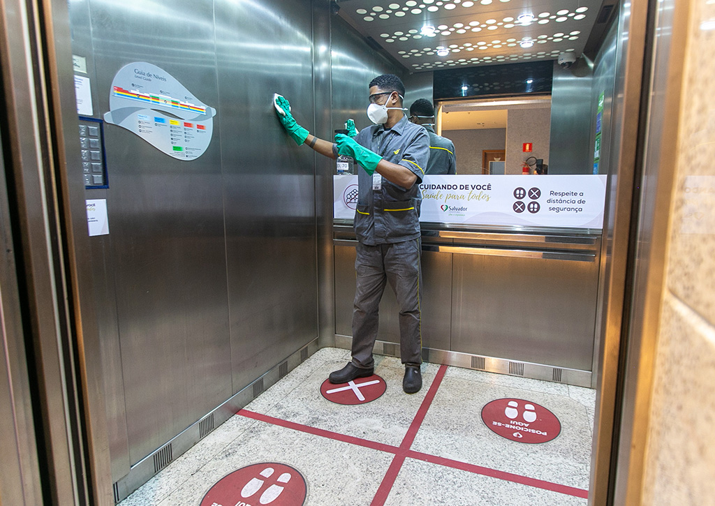 Limpeza de elevador - Revista Shopping Centers