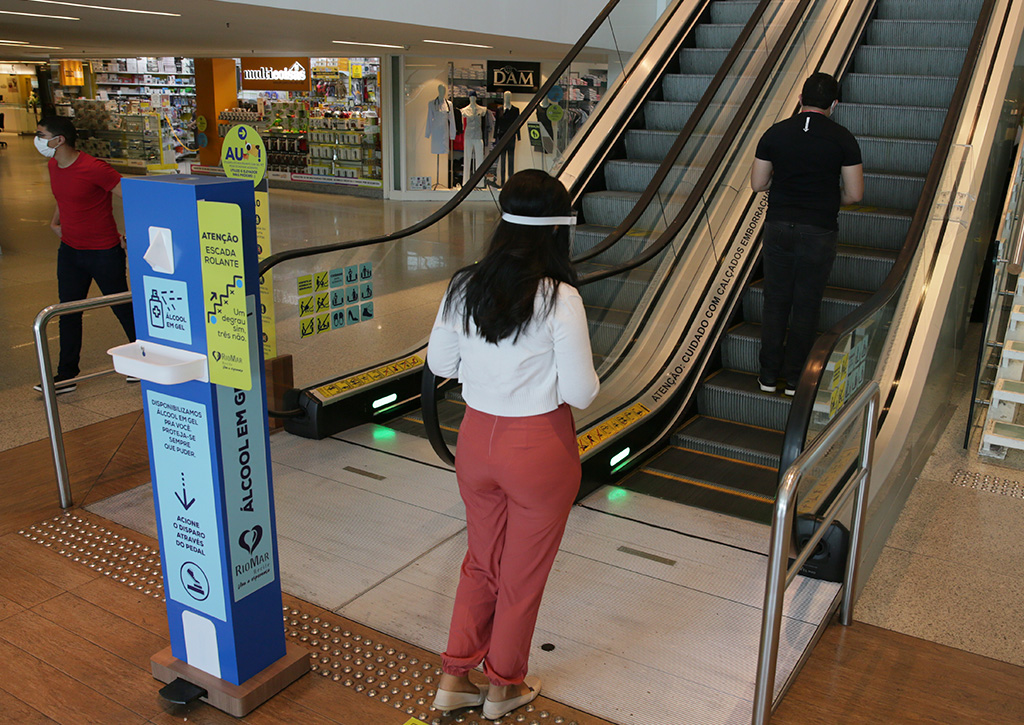 Retomada dos negócios RioMar Recife escada rolante - Revista Shopping Centers