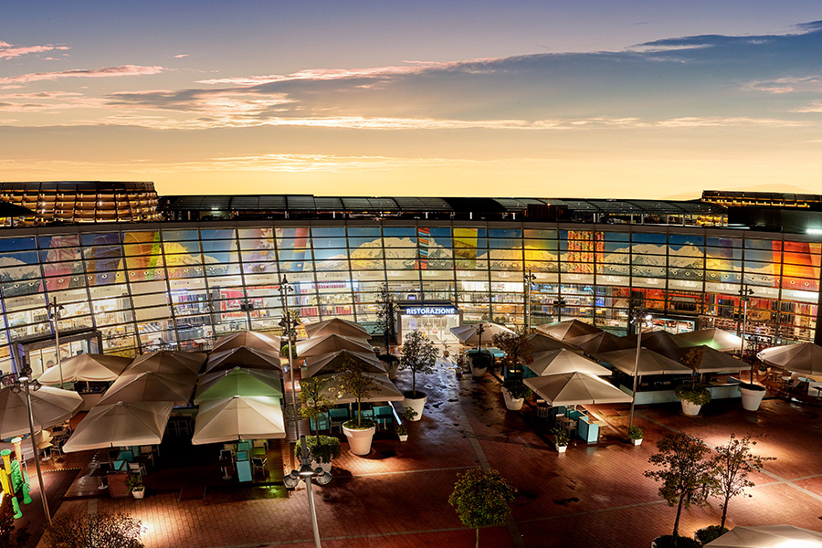 Piazza Esterna Gli Orsi - Revista Shopping Centers